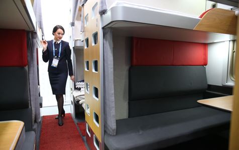 Новый плацкартный вагон‑трансформер со шкафами представили в Москве