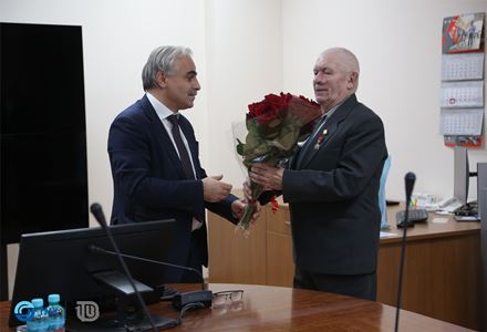 Гендиректор ТВЗ Артем Овелян поздравил с 85-летием ветерана завода Вячеслава Константинова