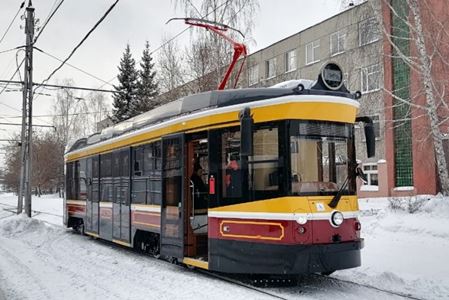 На улицах Екатеринбурга начали тестировать уникальный ретротрамвай 